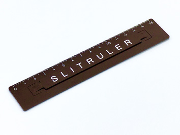 スリットルーラーＰ１５ｃｍ（ロゴタイプ・ブラウン）レトロ定規,固定も移動も自在にできる定規,ずれない定規,滑らない定規,non-slip ruler,レトロ,デザイン,シンプル,ユニーク,おしゃれ,上質,高級,丈夫,プレゼント,ギフト,贈り物,記念,祝い,ノベルティ,プロモーション,文具,文房具